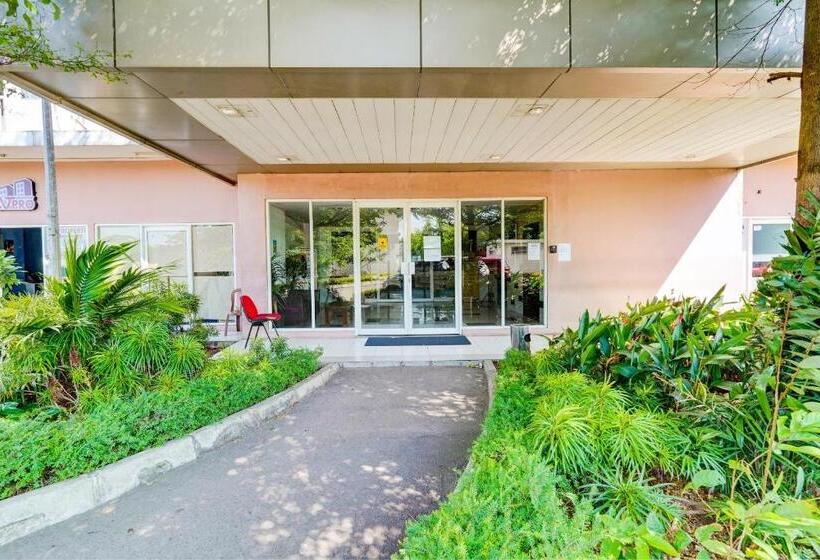 ホテル Oyo Life 92874 Apartement Grand Sentraland Karawang By Red Dragon