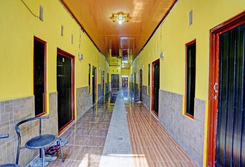 בית מלון כפרי Oyo Life 92920 Rumah Kost Azca