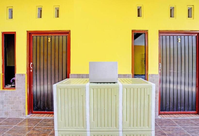 בית מלון כפרי Oyo Life 92920 Rumah Kost Azca