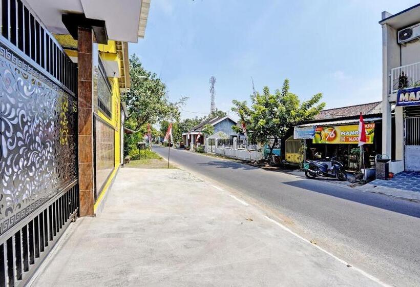 בית מלון כפרי Oyo Life 92920 Rumah Kost Azca