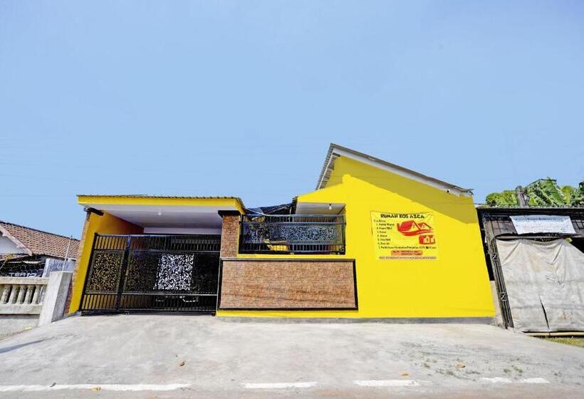 בית מלון כפרי Oyo Life 92920 Rumah Kost Azca
