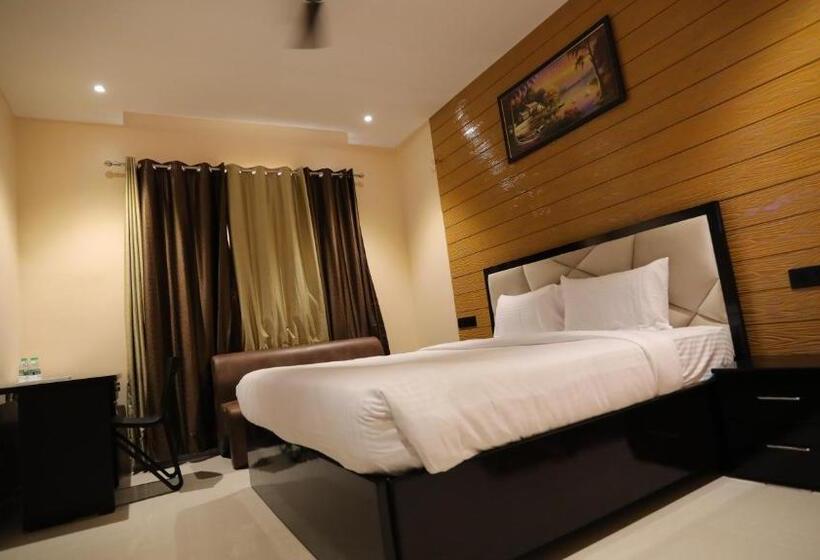 Hotel Pitambara Lawn And Rooms