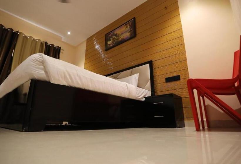 Hotel Pitambara Lawn And Rooms