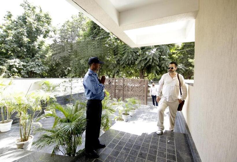 בית מלון כפרי Saltstayz Corporate Suite  Golf Course Road And Near Galleria Market