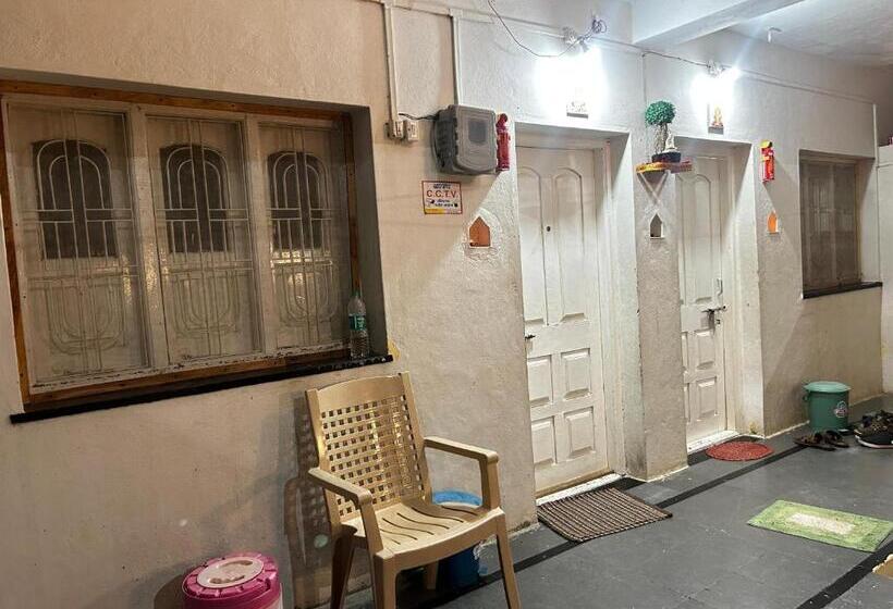 בית מלון כפרי Shriguru Guest House Akkalkot