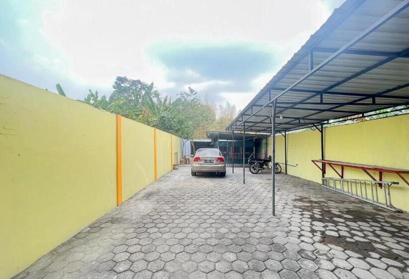 בית מלון כפרי Sion Homestay Mitra Reddoorz Near Terminal Kertajaya Mojokerto