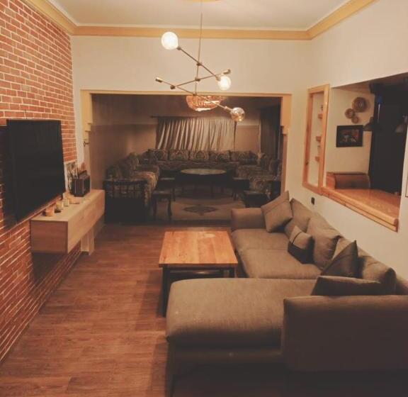 هتل The Red Castle