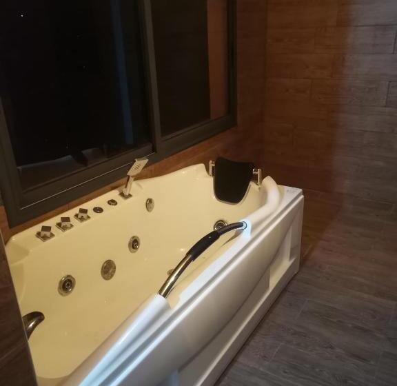 هتل The Red Castle