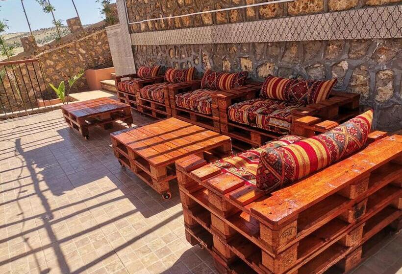 هتل The Red Castle