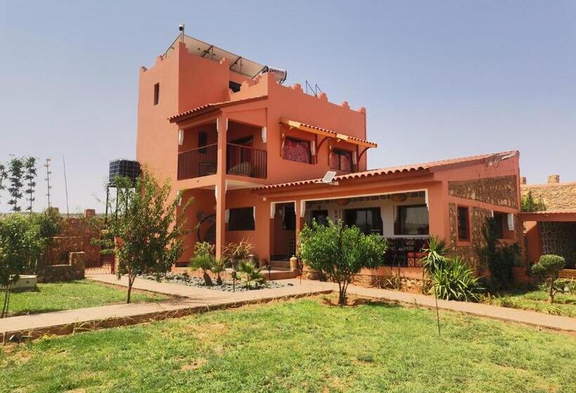 هتل The Red Castle