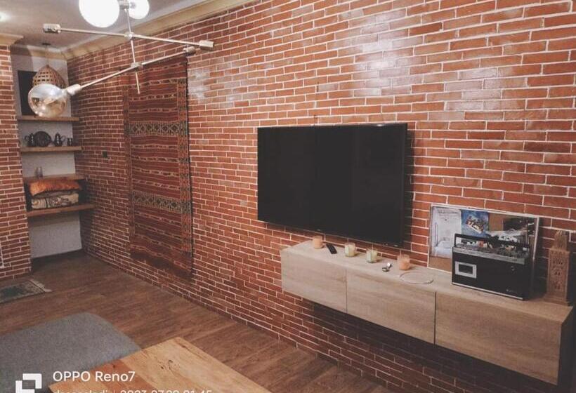 هتل The Red Castle