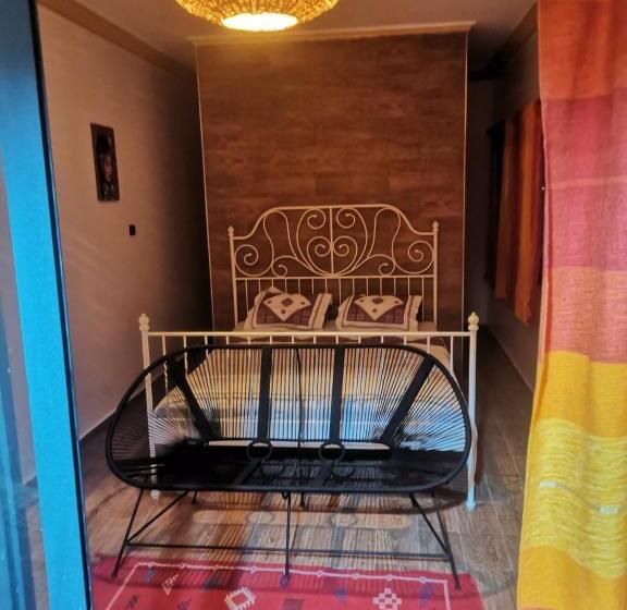 هتل The Red Castle