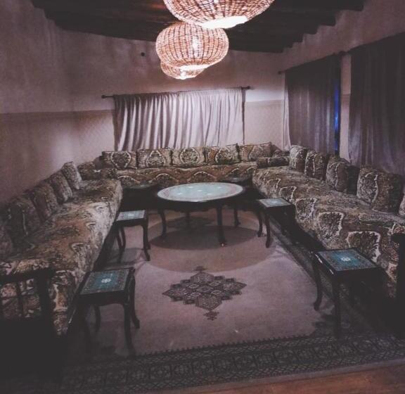 هتل The Red Castle