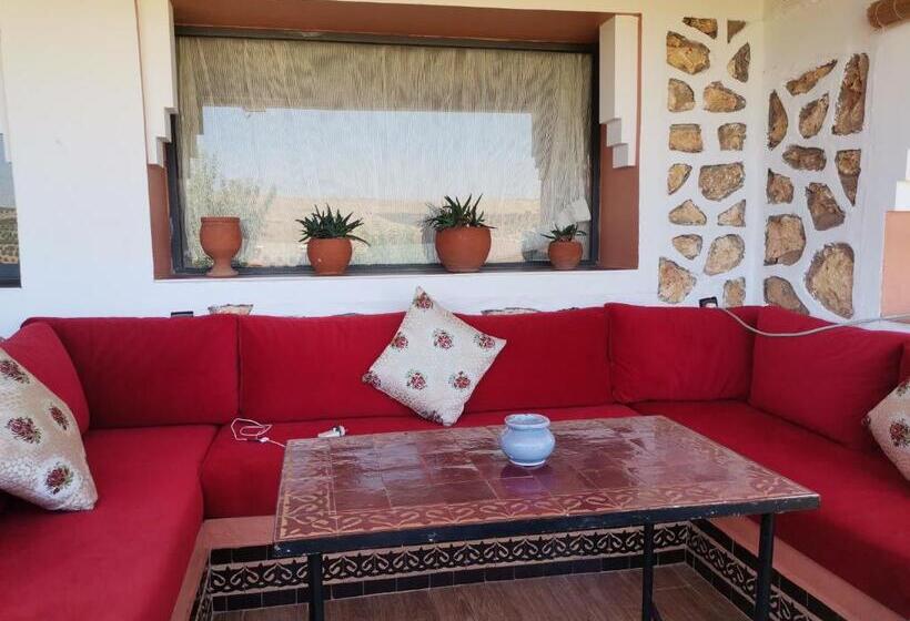 هتل The Red Castle