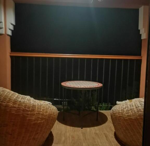 هتل The Red Castle