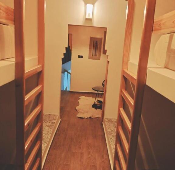 هتل The Red Castle