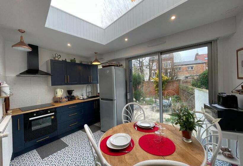 膳宿费 Lady Cosmopolite