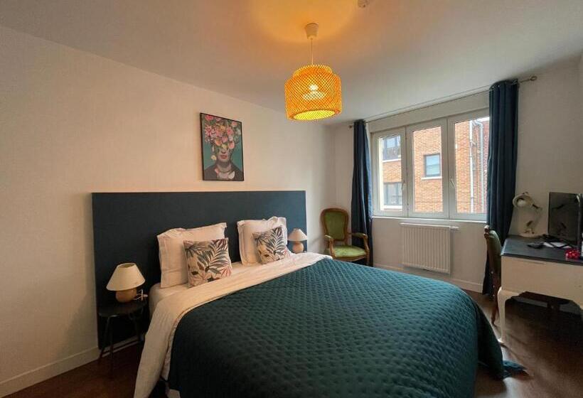 膳宿费 Lady Cosmopolite