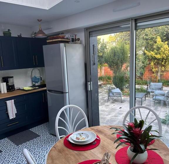 膳宿费 Lady Cosmopolite