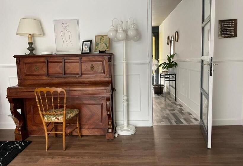 膳宿费 Lady Cosmopolite