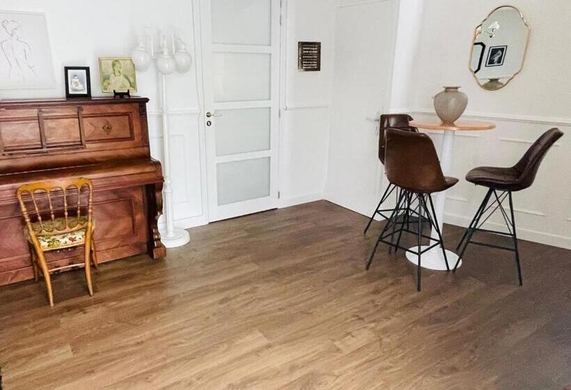 膳宿费 Lady Cosmopolite