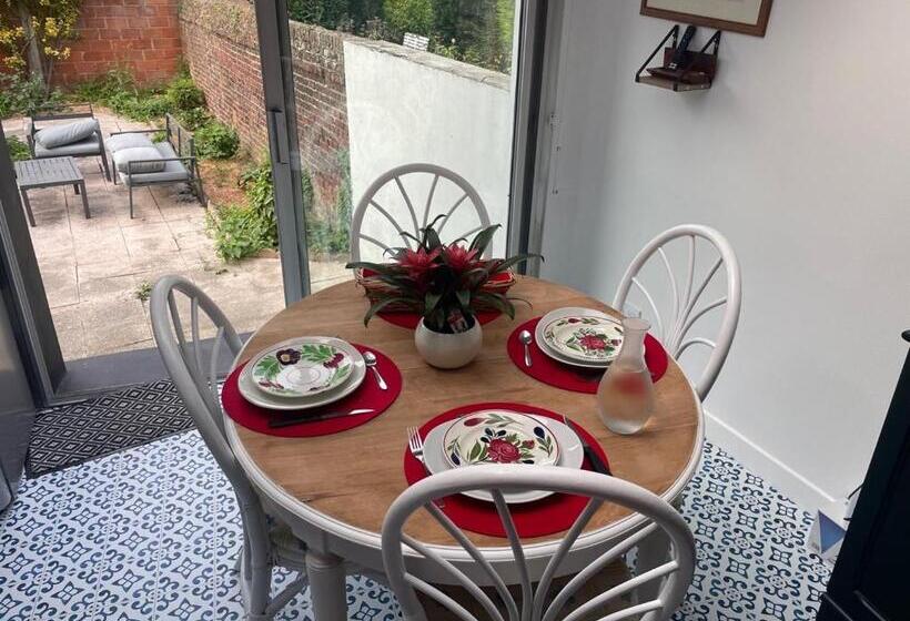 膳宿费 Lady Cosmopolite