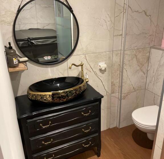 膳宿费 Lady Cosmopolite