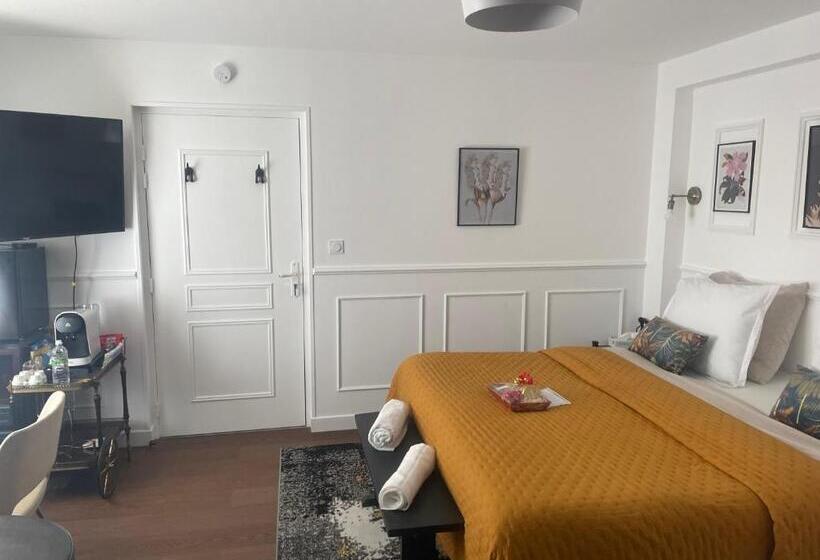 膳宿费 Lady Cosmopolite