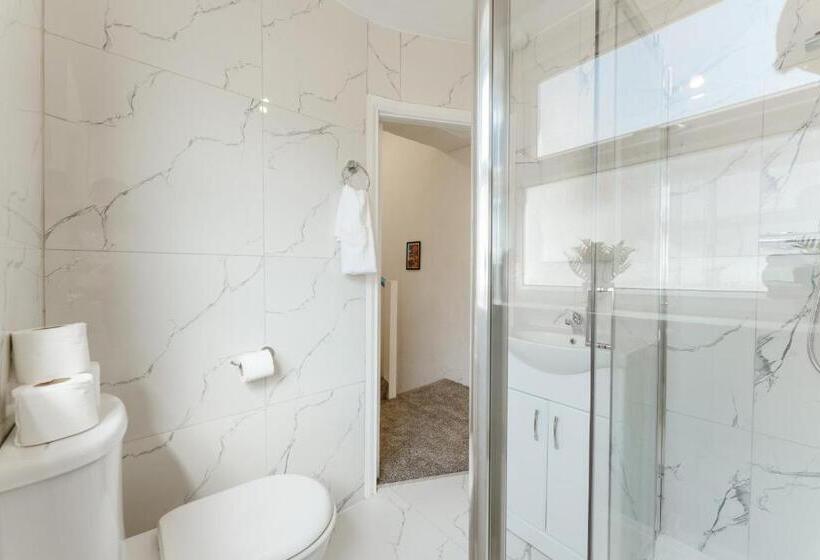 פנסיון Leyton Comfy Double Rooms   50