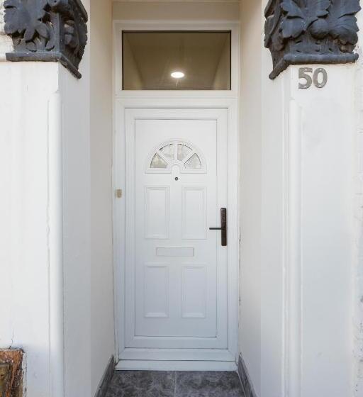 Пансион Leyton Comfy Double Rooms 50