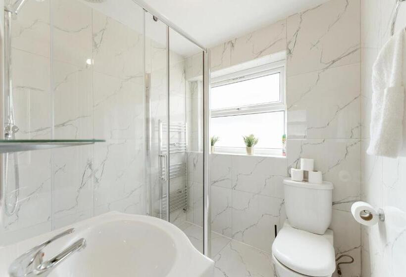 פנסיון Leyton Comfy Double Rooms   50