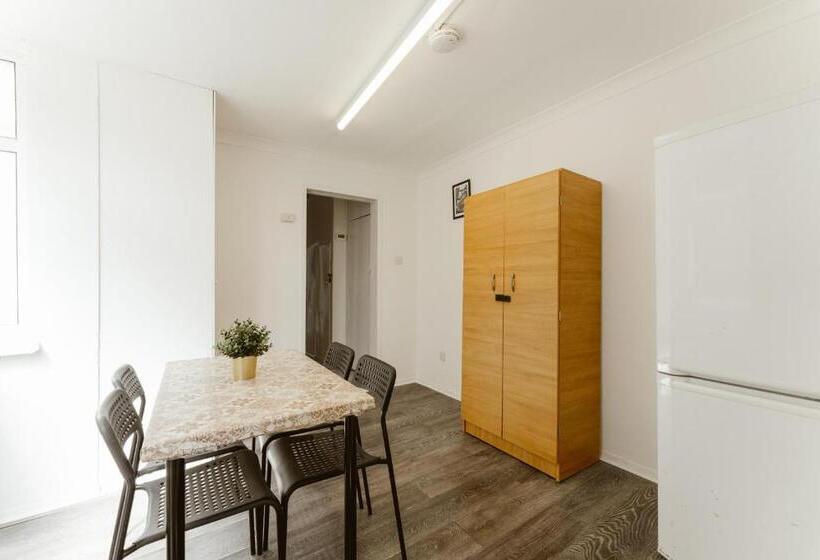 פנסיון Leyton Comfy Double Rooms   50