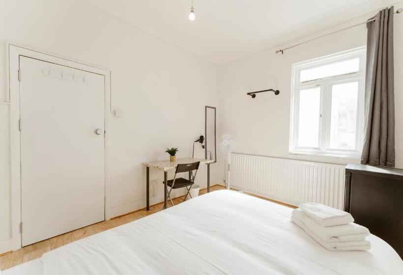 פנסיון Leyton Comfy Double Rooms   50