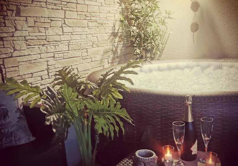 膳宿费 Logement Cosy Avec Piscine Et Jacuzzi Privatifs 4 étoiles