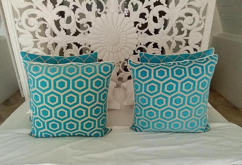 פנסיון Piramida S White Villa S Bali