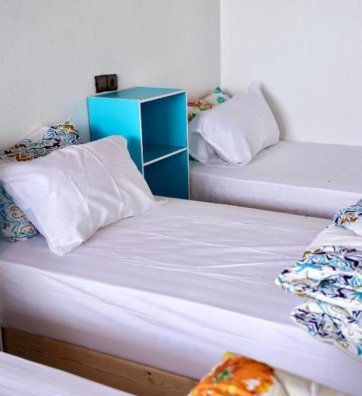 پانسیون Surf House Desert Point