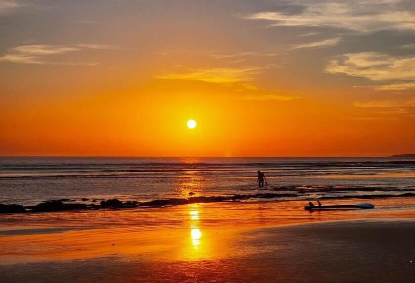 پانسیون Surf House Desert Point