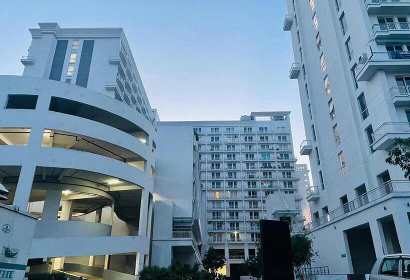 The Pearl   Couple Friendly