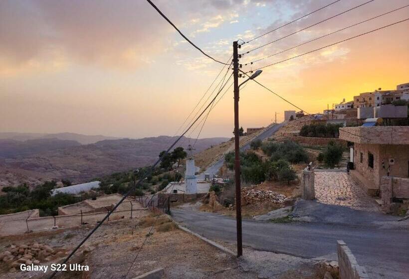 هاستل The Cousins