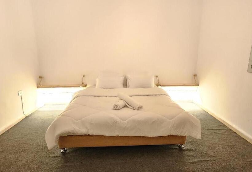 هاستل The Cousins