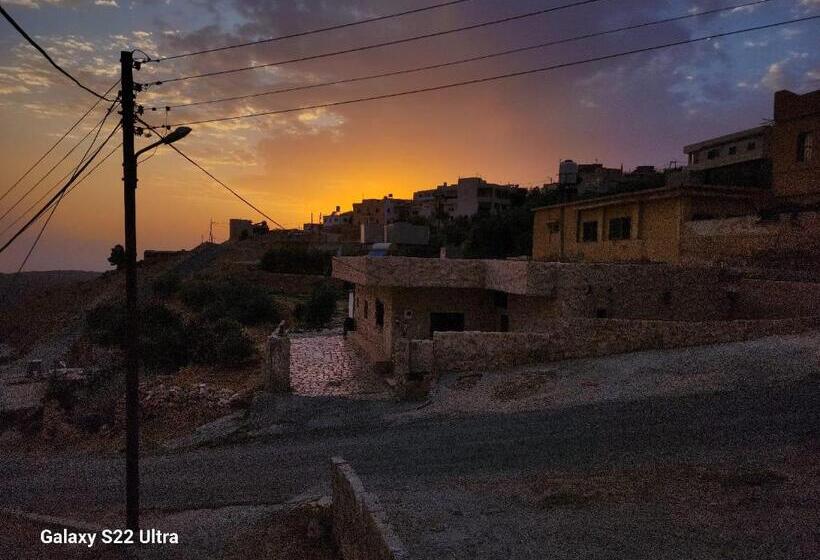 هاستل The Cousins