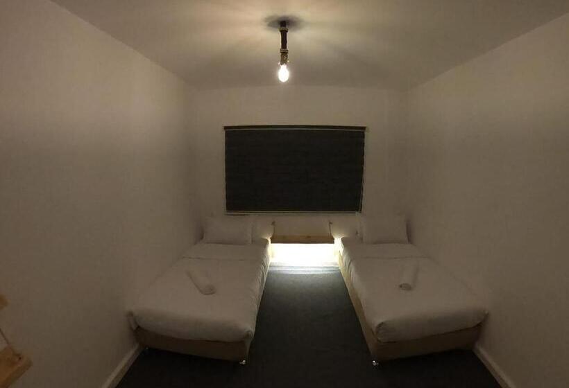 هاستل The Cousins