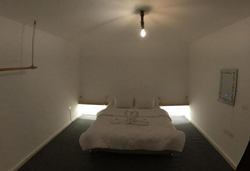 هاستل The Cousins