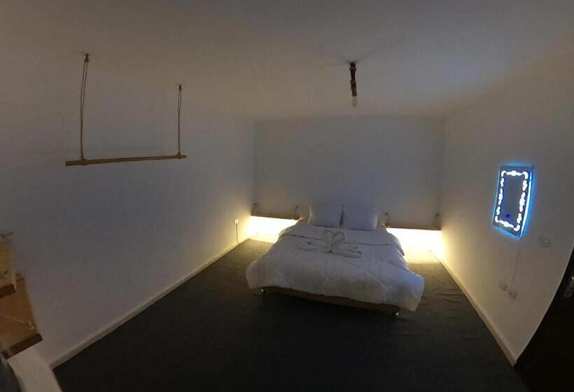 هاستل The Cousins