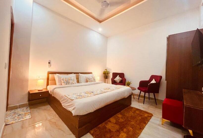 Elena Triple Lodge, Zirakpur Hotel Of The Year