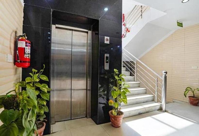 ホテル Admire Inn Noida Sector 50