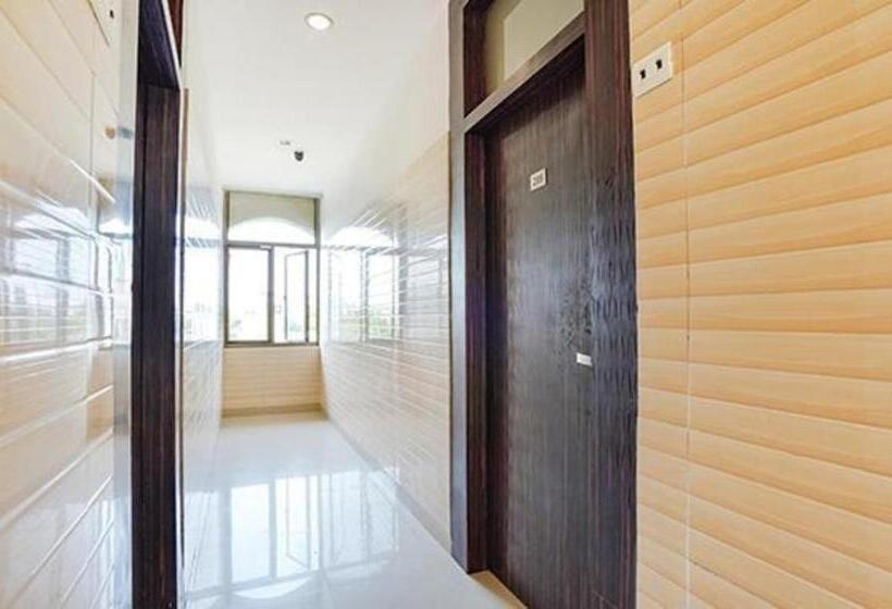 ホテル Admire Inn Noida Sector 50