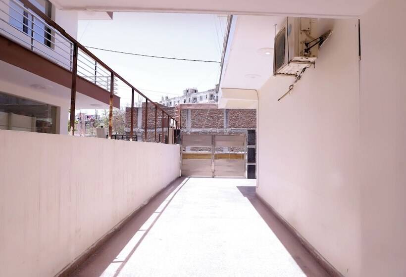 ホテル Admire Inn Noida Sector 50