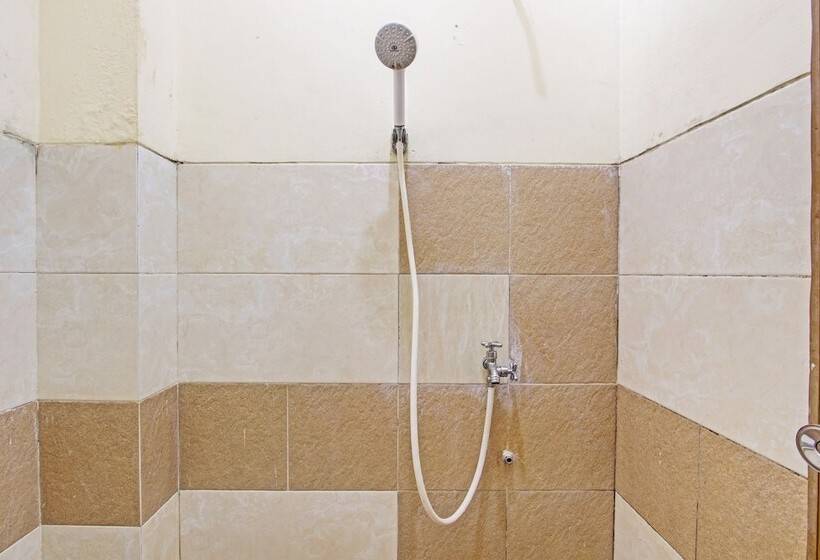 ホテル Oyo Life 92663 Karmel 6