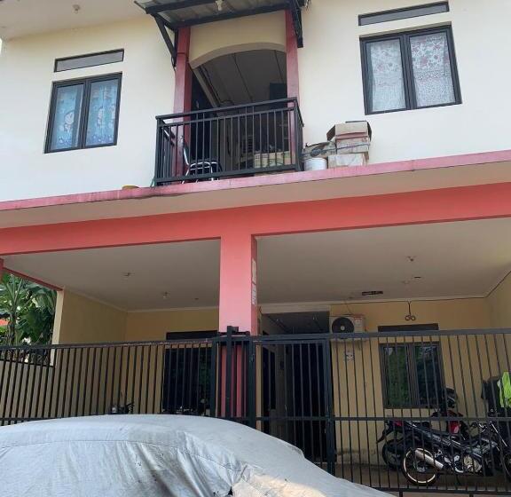 Отель Oyo Life 92779 Kost Arjuna